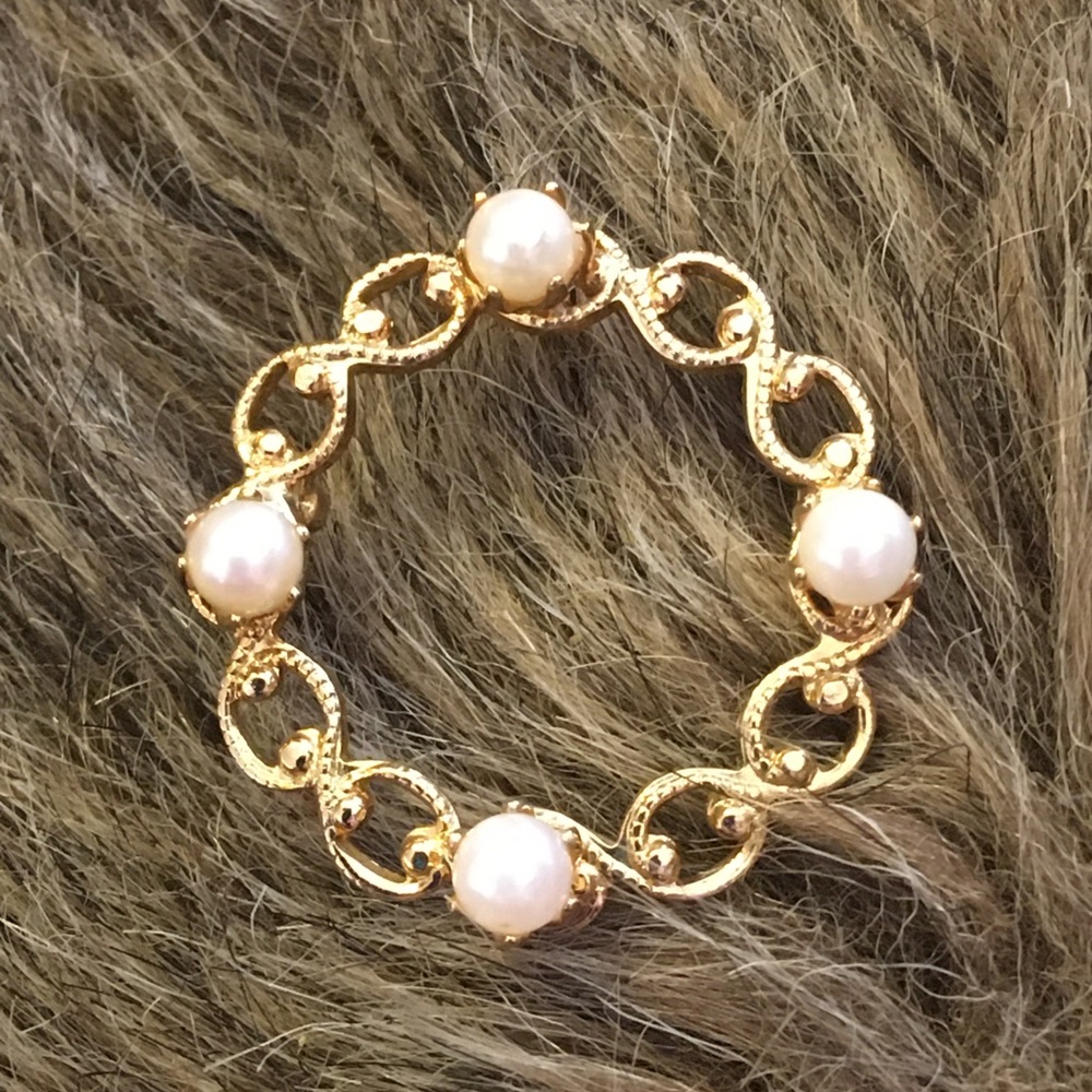 Vintage faux pearl and gold tone wreath brooch